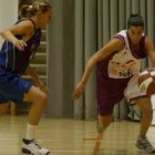 La base Mar Rovira, en la foto, junto a Michelle Hendry visitan la cancha de su anterior equipo