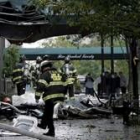 Bomberos de la ciudad de Nueva York examinan los restos del avión