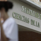 Una de las alumnas de Enfermería en el campus leonés de Vegzana. FERNANDO OTERO