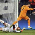 Cristiano Ronaldo supera al meta del Schalke Fährmann. El portugués mostró su olfato goleador por partida doble.
