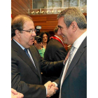 Julio Villarubia saluda a Juan Vicente Herrera en las Cortes.