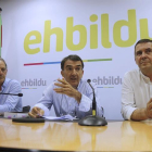 El candidato a lehendakari de EH Bildu, Arnaldo Otegi (d), y los abogados Iñigo Iruín (c) y Adolfo Araiz (i), la semana pasada durante la rueda de prensa.