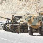 Soldados turcos controlan el acceso a la base militar de Gecimli, tras el ataque de rebeldes kurdos.