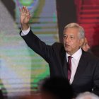 López Obrador saluda a sus simpatizantes tras el triunfo electoral. MARIO GUZMÁN