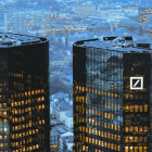 El cuartel general del Deutsche Bank, en Fráncfort, fotografiado al anochecer.