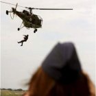 Uno de los militares durante los ejercicios de rescate.