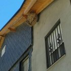 Nido de avispón en una vivienda en Friera (Sobrado). DL