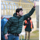 Juan Ferrando ha cambiado de sistema de juego y sigue el mismo dibujo que el entrenador Adrián Benavides en la Peña. JESÚS F. SALVADORES