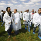 Los ganaderos se ataviaron para la protesta con batas blancas y zapatillas azules.