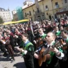 Los tunos acudieron al balcón del antiguo Ayuntamiento para iniciar el programa de la mañana