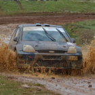 Javier Gutiérrez (i), a los mandos de un Subaru, se apuntó el triunfo en el Rallysprint de Trobajo en el que Manuel Osorio (d) acabó cuarto con su Ford. MAURO/GUILLE RODRÍGUEZ