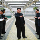 El líder norcoreano Kim Jong-un (c) durante una visita a una fábrica en una locación sin identificar en Corea del Norte.