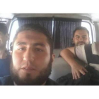 El guía Usama Ajjan (en primer plano), se hizo este selfie JM López (a la izquierad) y los con los otros dos reporteros españoles cuando iban rumbo a Alepo