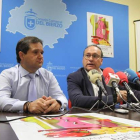 El consejero de Turismo, Gerardo Díaz, junto a Alfonso Arias y el hostelero Adriano Cubelos.