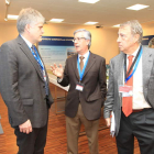 El noruego Nils Anders, presidente de Eccsel, Pedro Otero y Modesto Montoto, en el descanso del encuentro celebrado en Cubillos.