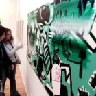 Dos jóvenes admiran una de las obras del artista Luis Gordillo, maestro de la abstracción