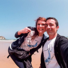 Joanna Wójcik y Nelson Bardón, protagonistas de la iniciativa ‘Viajando a Media Luna’, posan en una playa durante uno de sus viajes.