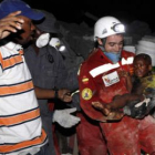 La imagen que dio la vuelta al mundo: el bombero leonés rescata a un bebé haitiano.