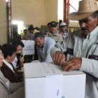 Un ciudadano emite su voto en el municipio de La Calera durante la jornada electoral de ayer.