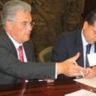 Victorino González y Mario Amilivia, durante la firma del convenio