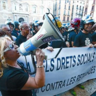 Manifestación de empleados públicos contra los recortes salariales, en la plaza de Sant Jaume de Barcelona, el octubre pasado.