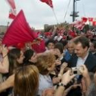 Zapatero es saludado efusivamente por sus paisanos en el mitin de las últimas municipales