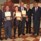 Los empresarios distinguidos posan con las autoridades que asistieron al acto