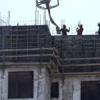 Operarios palestinos trabajan en las nuevas viviendas.