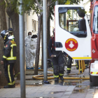 Los bomberos en el lugar del incendio. ALEJANDRO GARCÍA