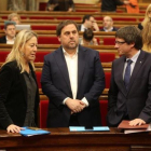 Oriol Junqueras, en el centro, junto a Neus Munté y Carles Puigdemont en el Parlament.