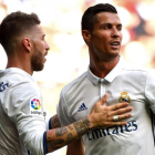 Sergio Ramos felicita a Cristiano Ronaldo tras su gol a Osasuna.