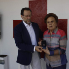 Ceferino Gil, presidente comarcal de Cruz Roja, entrega la aplicación a Carmina Fernández. CAMPOS