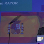 El presidente del Gobierno español, Mariano Rajoy, con la pantalla de fondo donde aparece su apellido mal escrito.