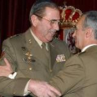 Ángel Matallanes recibe la felicitación de Manuel Ignacio Oliver