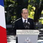 Hollande, durante su discurso en la ceremonia de homenaje a las víctimas del atentado del Paseo de los Ingleses, en Niza, este sábado.