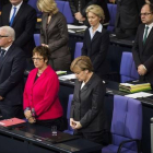 Merkel (derecha) y varios ministros guardan un minuto de silencio por las víctimas de Francia, en el Bundestag, este jueves.