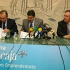 Jesús Gómez, Ángel Penas y Antonio Alonso durante la firma del acuerdo