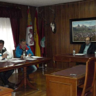 El pleno de la mancomunidad se celebró en el salón del Ayuntamiento de Riaño.