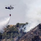 Un helicóptero extingue un fuego en Murcia.