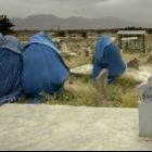 Una grupo de mujeres afganas reza en un cementerio de Kabul