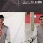 Dos de los miembros del Club de Esgrima Reino de León que lograron medalla, en el podio. DL