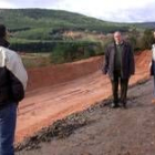 El alcalde de La Robla y el edil de Obras, durante la visita a las obras del sellado del vertedero