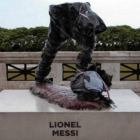 Así ha aparecido la estatua de Leo Messi en buenos aires después de ser mutilada.