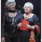 Pilar Bardem entrega el premio a Sonsoles Benedicto.