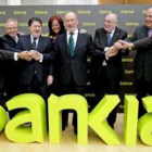 Rodrigo Rato, en el centro, con los presidentes de las entidades fundadoras de Bankia.