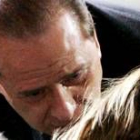 Berlusconi besa a Rosa Calipari, viuda del espía asesinado en Irak, durante el funeral