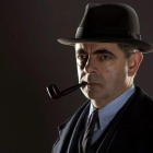 Rowan Atkinson, caracterizado como el comisario Maigret, en la serie de Filmin