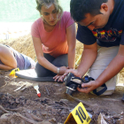 Arqueólogos, forenses y antropólogos trabajan juntos en la fosa.