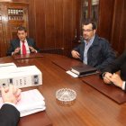 Riesco, Rellán y Valcarce, a la derecha, ayer ante la secretaria y asesor jurídico municipal.