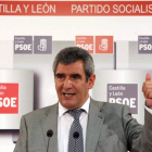 El responsable de los socialistas de Castilla y León, Julio Villarrubia, ayer en rueda de prensa.